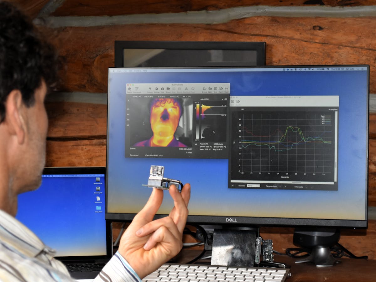 tCam-Mini en démonstration sur un poste de travail, avec affichage thermique et analyse sur écran